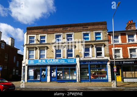 R N Carr Ltd, ein seit langem etablierter, familienbetriebener Eisenwarenladen in der High Street, Southborough, Kent Stockfoto