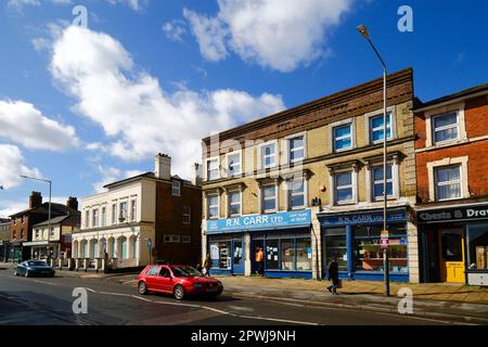 R N Carr Ltd, ein seit langem etablierter, familienbetriebener Eisenwarenladen in der High Street, Southborough, Kent Stockfoto