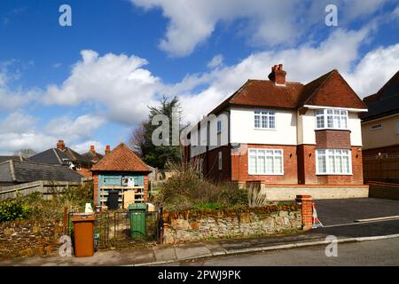 Eine alte Garage, die ein Grundstück zwischen Häusern besetzt, das für Immobilienentwickler von Wert wäre, Southborough, Kent. Stockfoto