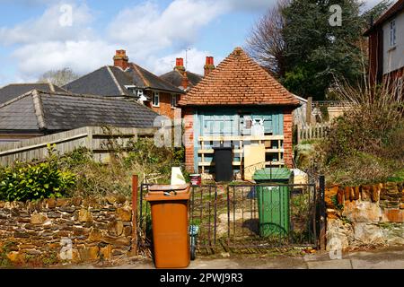 Eine alte Garage, die ein Grundstück zwischen Häusern besetzt, das für Immobilienentwickler von Wert wäre, Southborough, Kent. Stockfoto