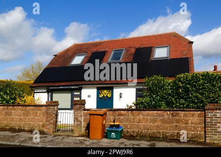 Sonnenkollektoren auf dem Dach eines Bungalows mit Dachausbau und -Umbau, Southborough, Kent. Stockfoto