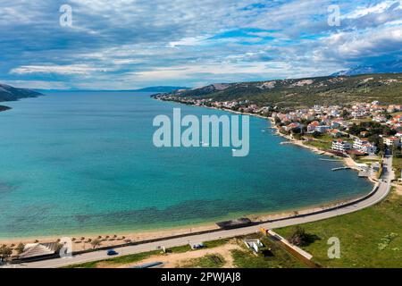 Luftaufnahme der Stadt Stara Novalja auf der Insel Pag, Kroatien Stockfoto