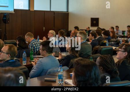 (230501) -- BELGRAD, 1. Mai 2023 (Xinhua) -- Gelehrte nehmen am 26. April 2023 an einem Vortrag von Shan Jing, einem Forscher mit Sitz in Deutschland an der Technischen Universität Dresden, an der 10. Internationalen Konferenz für Eisenbahnbetriebsmodellierung und -Analyse „RailBelgrad 2023“ in Belgrad, Serbien, Teil. Die Initiative „Belt and Road“ hat die Eisenbahnverbindungen zwischen China und Europa erheblich verbessert und damit eine massive Zunahme des Handelsvolumens ermöglicht, so der chinesische Verkehrsexperte Shan Jing vor kurzem hier. INTERVIEW: Eurasische Hochgeschwindigkeitsbahnen maximieren das Handelsvolumen zwischen China und Europa Stockfoto