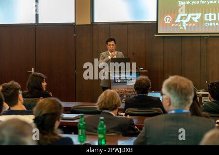 (230501) -- BELGRAD, 1. Mai 2023 (Xinhua) -- Shan Jing, ein Forscher mit Sitz in Deutschland an der Technischen Universität Dresden, spricht am 26. April 2023 auf der 10. Internationalen Konferenz für Modellierung und Analyse des Eisenbahnbetriebs „RailBelgrad 2023“ in Belgrad, Serbien. Die Initiative „Belt and Road“ hat die Eisenbahnverbindungen zwischen China und Europa erheblich verbessert und damit eine massive Zunahme des Handelsvolumens ermöglicht, so der chinesische Verkehrsexperte Shan Jing vor kurzem hier. ZU „Interview: Eurasian Highspeed Railways Maximize China-Europe Trade Volume: Chinese expert“ (Interview: Eurasian Highspeed Railways Maximize China-Europe Trade Volume: Chinese expert) (Pho Stockfoto