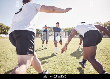 Rugby-Spieler mit gemischten Rassen versucht während eines Rugby-Spiels draußen auf dem Spielfeld einen dropkick. Hispanischer Mann, der für Berührung tritt oder versucht, drei P zu erreichen Stockfoto