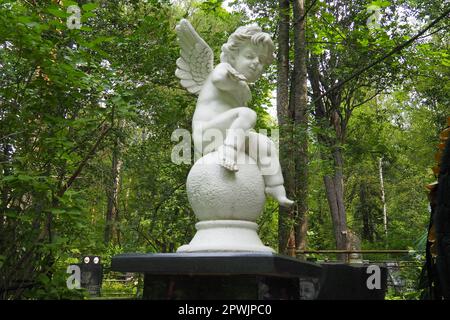 Engel im Friedhofsdenkmal am Grab einer Kinderskulptur in Form eines Engels. Stockfoto