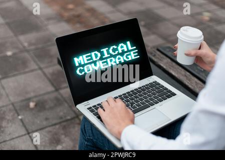 Textsymbol mit medizinischer Deckung, Wort für Aufnahme in den Geltungsbereich einer Versicherungspolice oder eines medizinischen Schutzplans Stockfoto