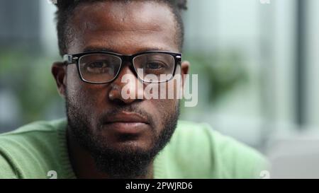 Ein attraktiver junger Mann in lässigem Pullover, der sich Sorgen um eine Frage macht, besorgt ist Stockfoto