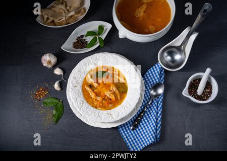 Pikante Austernsuppe mit Hühnerfleisch Stockfoto