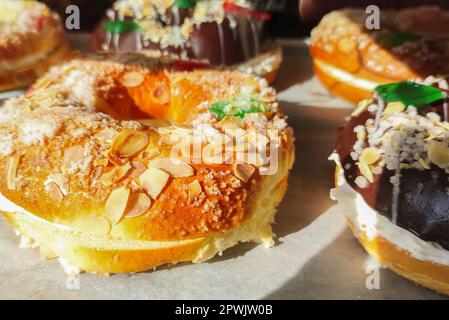 Spanische Königskuchen oder Roscon de Reyes. Tageslicht Stockfoto