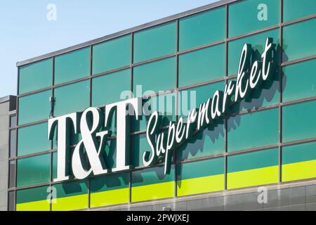 Calgary, Alberta, Kanada. 30. April 2023. Seitenansicht eines T and T Supermarket-Schilds. Stockfoto