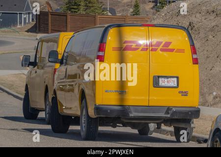 Calgary, Alberta, Kanada. 30. April 2023. Ein paar DHL-Lkw-Vans parken am Straßenrand. Stockfoto