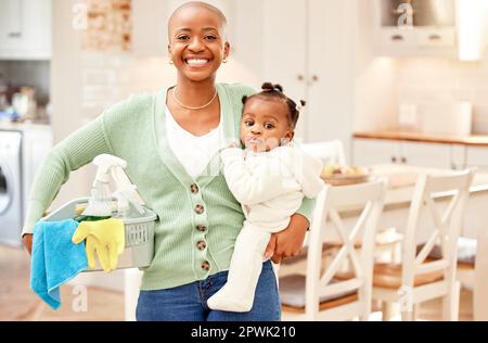 Sie ist die beste Gesellschaft. Verkürztes Porträt einer attraktiven jungen Frau, die ihre Tochter bei Hausarbeiten trägt Stockfoto