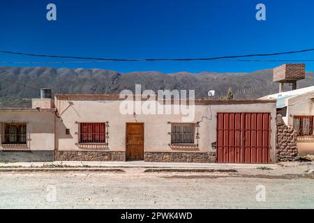 Ein Haus aus Ton und roten Ziegeln in der Landschaft von Aregenina in den Anden. Stockfoto