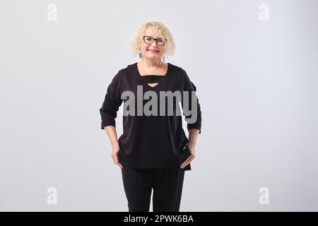Porträt einer lächelnden Frau mittleren Alters mit kurzen Locken Stockfoto