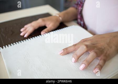 Menschen mit Sehbehinderung mit taktilen Karten, 3D-Modellen von Stadtzentren, Sehenswürdigkeiten, Straßen Stockfoto