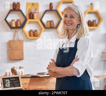 Einzelhandel, Manager und Honig mit Frau im Geschäft für Lebensmittel, Lebensmittel und Naturprodukte. Supermarkt, Bio und Handel mit Porträt von kleinen Unternehmen o Stockfoto