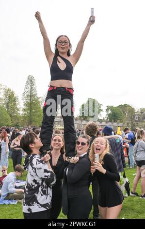 Jesus Green, Cambridge, 30. April 2023 - Cheerleader der Universität Cambridge posieren für ein Foto am Sonntagnachmittag im Sonnenschein der Bank Holiday für die jährliche Trinkparty „Caesarian Sunday“. Studenten der angesehenen Institution haben den Nachmittag in schicken Kleidern durchgemacht und an Trinkspielen auf Jesus Green teilgenommen. Die Tradition, auch bekannt als „C-Sonntag“, zieht Tausende von Studenten an, kurz bevor sie an Prüfungen teilnehmen. Die Polizei war anwesend, um die Akademiker in Schach zu halten. Quelle: Stop Press Media/Alamy Live News Stockfoto