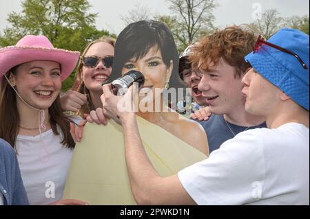 Jesus Green, Cambridge, 30. April 2023 diese Studenten aus Cambridge brachten am Sonntagnachmittag im Sonnenschein der Bank Holiday einen lebensgroßen Karteiausschnitt von Kris Jenner für die jährliche Trinkparty „Caesarian Sunday“ mit. Studenten der angesehenen Institution haben den Nachmittag in schicken Kleidern durchgemacht und an Trinkspielen auf Jesus Green teilgenommen. Die Tradition, auch bekannt als „C-Sonntag“, zieht Tausende von Studenten an, kurz bevor sie an Prüfungen teilnehmen. Die Polizei war anwesend, um die Akademiker in Schach zu halten. Quelle: Stop Press Media/Alamy Live News Stockfoto