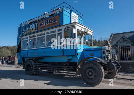 Ein klassischer Doppeldeckerbus. Abgebildet im Beamish Living Museum, Nordostengland. Stockfoto