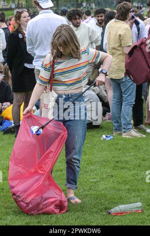 Jesus Green, Cambridge, 30. April 2023 – Ein Team von Müllsammlern wurde beauftragt, den Park zu säubern, nachdem Studenten der Universität Cambridge die jährliche Trinkparty zum Caesarian Sunday gefeiert hatten. Studenten der angesehenen Institution haben den Nachmittag in schicken Kleidern durchgemacht und an Trinkspielen auf Jesus Green teilgenommen. Die Tradition, auch bekannt als „C-Sonntag“, zieht Tausende von Studenten an, kurz bevor sie an Prüfungen teilnehmen. Die Polizei war anwesend, um die Akademiker in Schach zu halten. Quelle: Stop Press Media/Alamy Live News Stockfoto