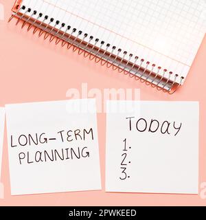 Schreiben mit Text Long Term Planning, Business Idea Legen Sie die erwarteten Ziele in den kommenden Jahren fest Stockfoto