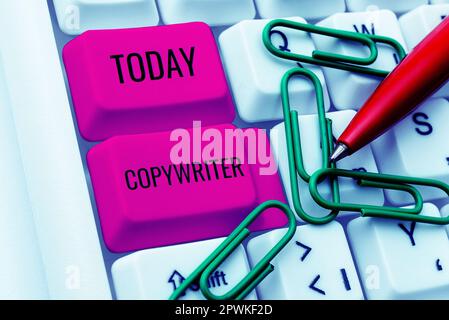 Inspiration mit Schriftsteller, Geschäftskonzept, das den Text von Werbung oder Werbematerial schreibt Stockfoto