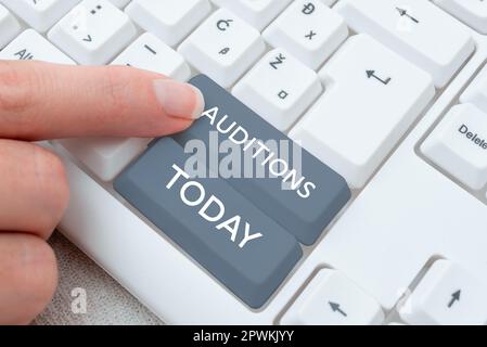 Schreiben mit Textvorsprechen, Word schreibt über eine Probevorstellung, um die Verdienste eines Entertainers zu bewerten Stockfoto