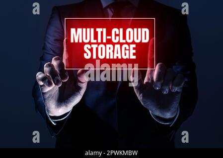 Text mit Inspiration Multi-Cloud-Speicher, Word für die Nutzung mehrerer Cloud-Computing- und Speicherdienste Stockfoto