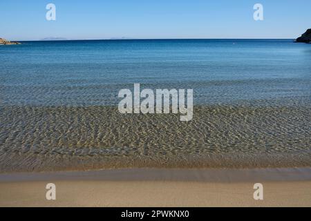 Der atemberaubende türkisfarbene Sandstrand von Kolitsani in iOS Kykladen Griechenland Stockfoto