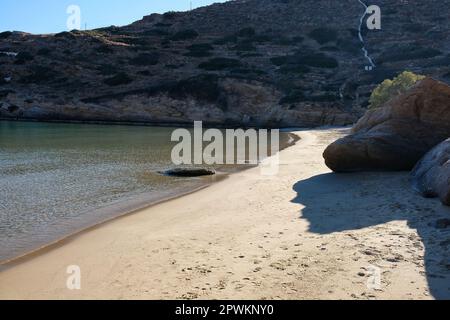 Der atemberaubende türkisfarbene Sandstrand von Kolitsani in iOS Kykladen Griechenland Stockfoto