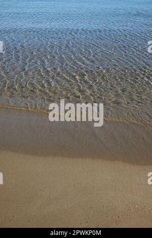 Der atemberaubende türkisfarbene Sandstrand von Kolitsani in iOS Kykladen Griechenland Stockfoto