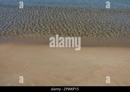 Der atemberaubende türkisfarbene Sandstrand von Kolitsani in iOS Kykladen Griechenland Stockfoto