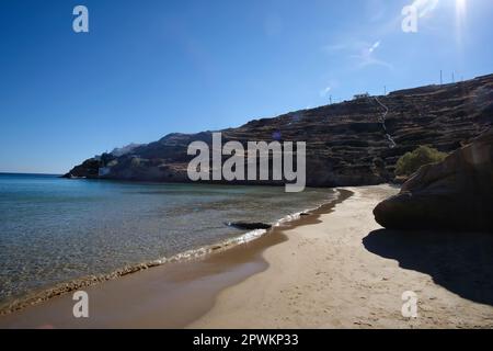 Der atemberaubende türkisfarbene Sandstrand von Kolitsani in iOS Kykladen Griechenland Stockfoto