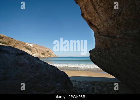 Der atemberaubende türkisfarbene Sandstrand von Kolitsani View in iOS Kykladen Griechenland, Blick von den Felsen Stockfoto