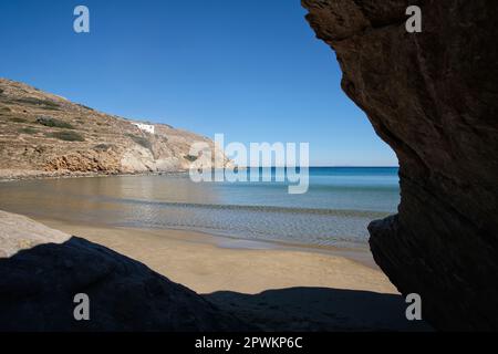 Der atemberaubende türkisfarbene Sandstrand von Kolitsani View in iOS Kykladen Griechenland, Blick von den Felsen Stockfoto