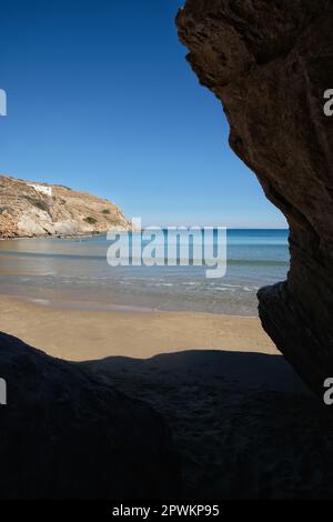 Der atemberaubende türkisfarbene Sandstrand von Kolitsani View in iOS Kykladen Griechenland, Blick von den Felsen Stockfoto