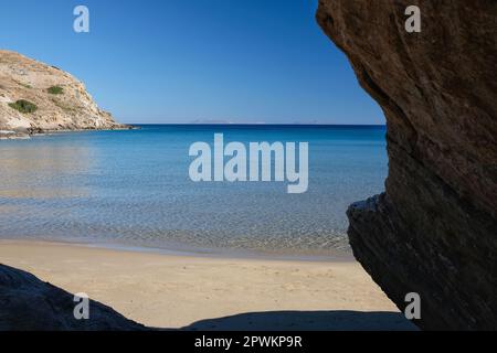 Der atemberaubende türkisfarbene Sandstrand von Kolitsani View in iOS Kykladen Griechenland, Blick von den Felsen Stockfoto