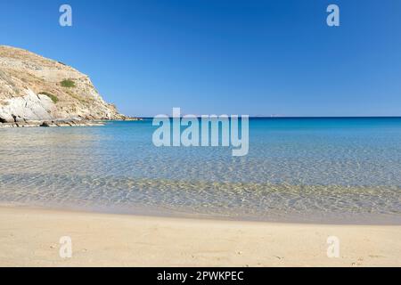 Der atemberaubende türkisfarbene Sandstrand von Kolitsani in iOS Kykladen Griechenland Stockfoto