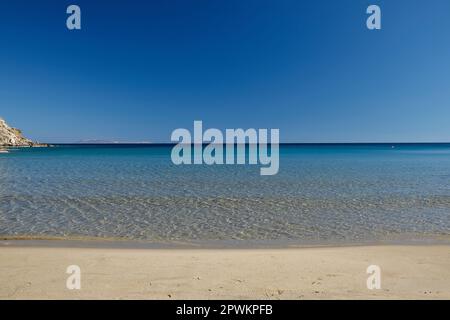 Der atemberaubende türkisfarbene Sandstrand von Kolitsani in iOS Kykladen Griechenland Stockfoto