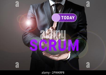 Text mit Inspiration Scrum, Business Idea Handschrift, die sich von gedruckten Spielfiguren unterscheidet Stockfoto