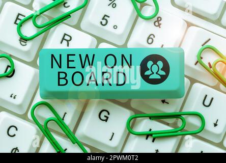 Schild mit der Aufschrift „New On Board“ (Neu an Bord), ein Wort auf „Welcome to the Team Adaptation Collaboration“ (Willkommen bei der Teamanpassung), ein Mitarbeiter Stockfoto