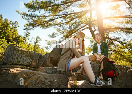 Erkunden Sie das Land zu Fuß. Zwei junge Leute wandern während einer Auslandsreise. Stockfoto
