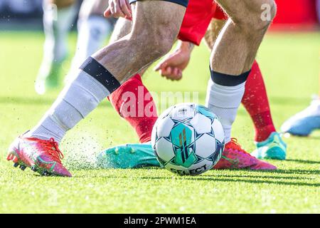 Farum, Dänemark. 30. April 2023. Gummigranulat auf Kunstrasen, das während des 3F stattfindenden Superliga-Spiels zwischen FC Nordsjaelland und Aarhus GF auf der rechten Seite des Dream Park in Farum zu sehen war. (Foto: Gonzales Photo/Alamy Live News Stockfoto