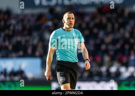 Farum, Dänemark. 30. April 2023. Ringrichter Mads-Kristoffer Kristoffersen beim Superliga-Spiel 3F zwischen dem FC Nordsjaelland und Aarhus GF auf der rechten Seite des Dream Park in Farum. (Foto: Gonzales Photo/Alamy Live News Stockfoto