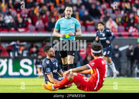 Farum, Dänemark. 30. April 2023. Ringrichter Mads-Kristoffer Kristoffersen beim Superliga-Spiel 3F zwischen dem FC Nordsjaelland und Aarhus GF auf der rechten Seite des Dream Park in Farum. (Foto: Gonzales Photo/Alamy Live News Stockfoto