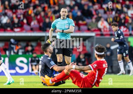 Farum, Dänemark. 30. April 2023. Ringrichter Mads-Kristoffer Kristoffersen beim Superliga-Spiel 3F zwischen dem FC Nordsjaelland und Aarhus GF auf der rechten Seite des Dream Park in Farum. (Foto: Gonzales Photo/Alamy Live News Stockfoto