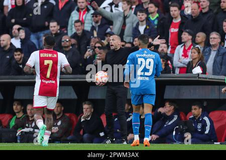 Rotterdam, Niederlande. 30. April 2023. Trainer von Ajax John Heitinga (C) reagiert während des letzten Spiels des KNVB-Pokals zwischen Ajax und PSV in Rotterdam, Niederlande, am 30. April 2023. Kredit: Zheng Huansong/Xinhua/Alamy Live News Stockfoto