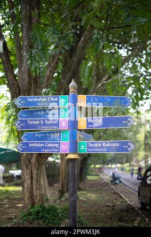 Straßenschilder in einem Gebiet namens Bogor Botanical Gardens, Indonesien Stockfoto