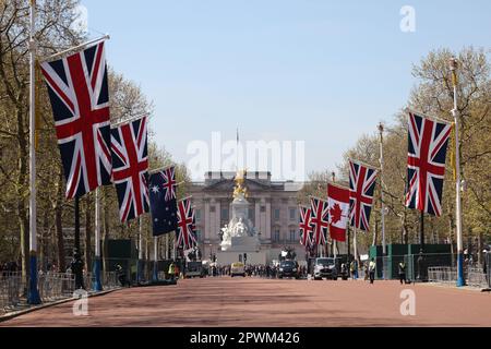 London, Großbritannien. 29. April 2023. Die Vorbereitungen für die Mall in London (29. April) zur Krönung von König Karl III. Sind im Gange Es bleibt nur noch eine Woche, bis König Karl III. Am 6. Mai 2023 in Westminster Abbey gekrönt wird, neben Camilla, der Königlichen Gemahlin. Die Königsfamilie kehrt dann von Westminster Abbey zurück und fährt entlang der Mall, bevor sie auf dem Balkon des Buckingham Palace auftaucht. Kredit: Paul Marriott/Alamy Live News Stockfoto